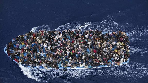 Refugiados a 32 kms de Libia antes de ser rescatados por fragata italiana Foto:Massimo Sestini