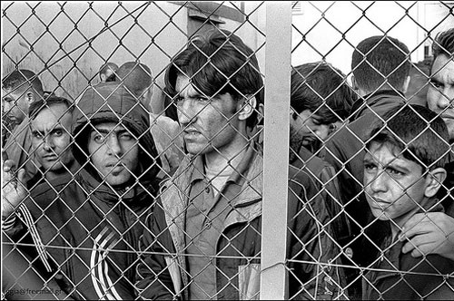 Refugiados-inmigrantes arrestados en el centro de detención de Filakio, Evros, Grecia