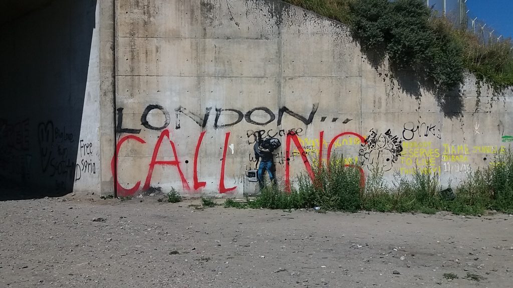 El grafitero británico Banksy dejó su huella en Calais recordando a Steve Jobs, cuyo padre biológico emigró desde Siria hasta USA en el pasado. Foto: AC