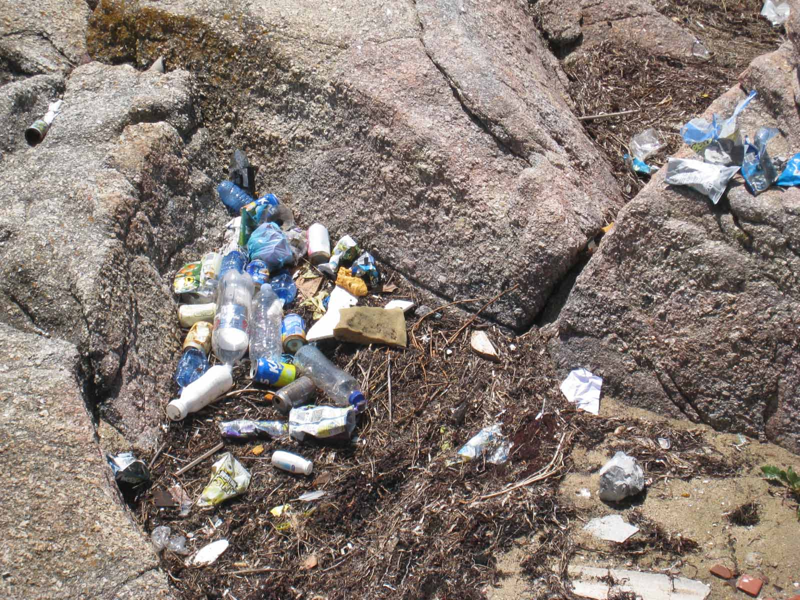 Basura en la costa de A Illa