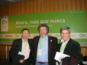 Victor Viñuales (Director de la Fundación Ecologia y Desarrollo) y Juantxo Lopez de Uralde con el responsable de este blog