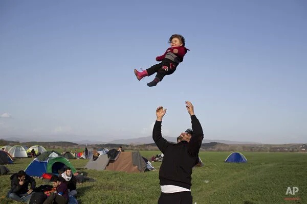 Refugiados Niño y padre jugando
